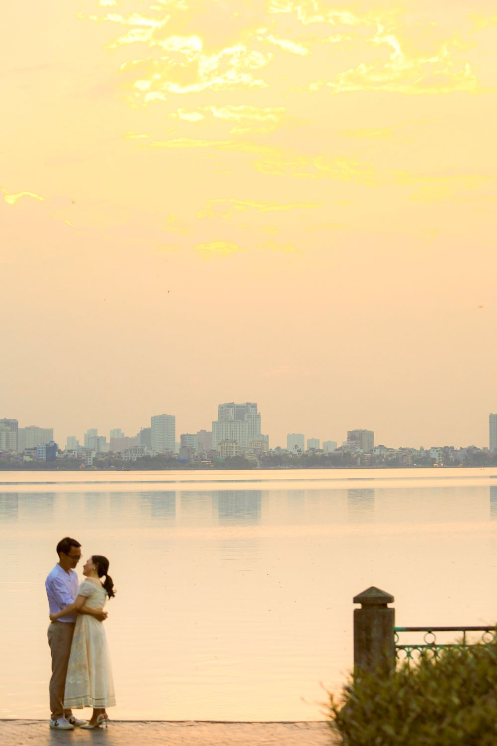  A romantic scene on Hoan Kiem Lake. 